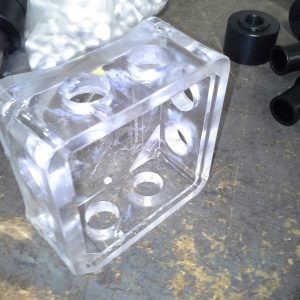 Fabricacion por inyeccion conexines electricas uso maritimos salmoneros