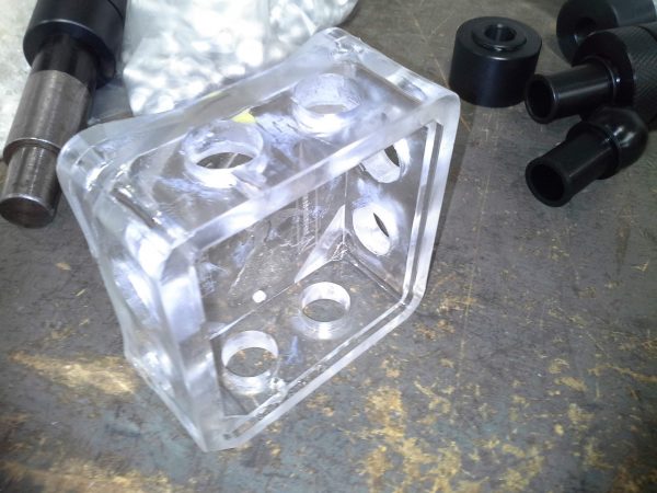 Fabricacion por inyeccion conexines electricas uso maritimos salmoneros