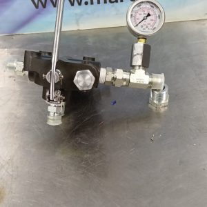 MANDO DIRECCIONAL CON VALVULA REGULADORA DE PRESION E INDICADOR DE PRESION
